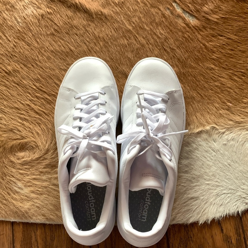 NWOT women’s adidas cloud foam comfort sneakers